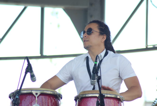 Photo Edgar playing congas